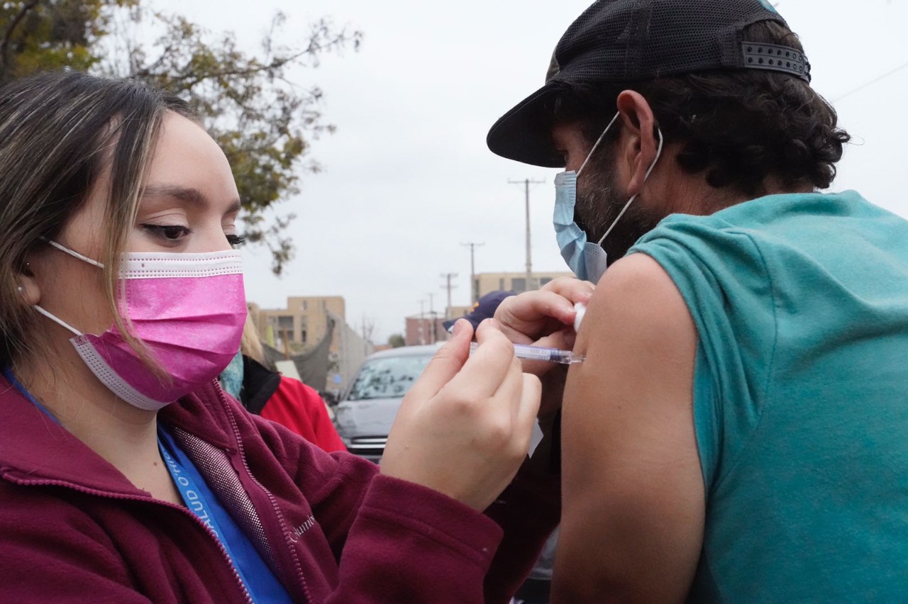 Personas en situación de calle son visitadas por Alcalde Eduardo Soto y vacunadas contra la Influenza