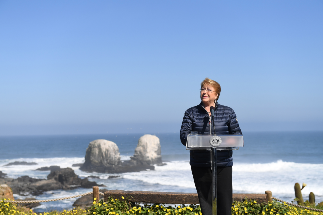 Presidenta Bachelet firmó en Pichilemu proyecto de ley para prohibir el uso de bolsas plásticas en ciudades costeras