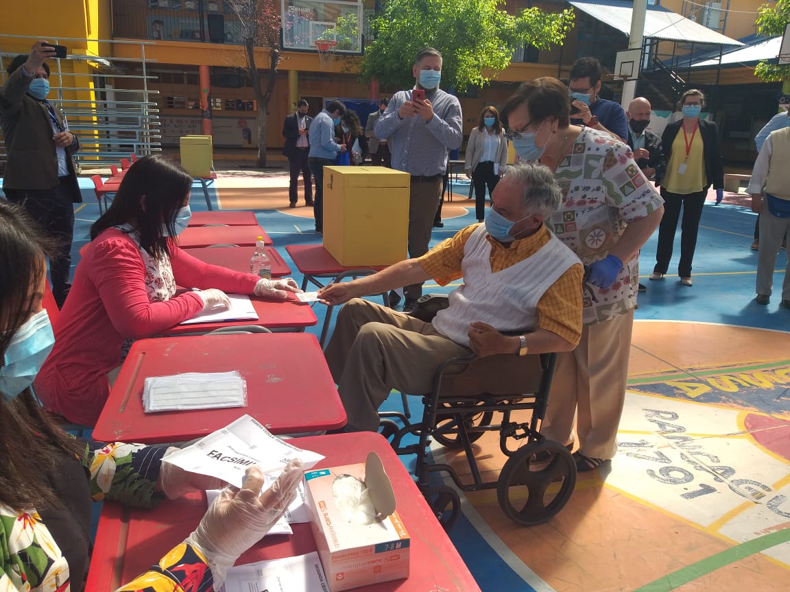 Alcalde Eduardo Soto refuerzan medidas de seguridad en locales donde votarán adultos mayores de Rancagua
