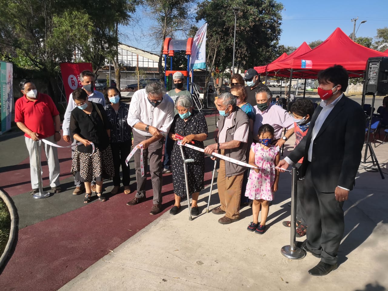 Rancagua: Vecinos de población El Manzanal disfrutan de la primera plaza con piso de caucho