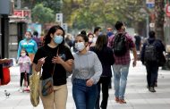 Académico de la U. de Northeastern asegura que en Chile hay hasta 6 veces más contagiados por COVID-19 que los informados