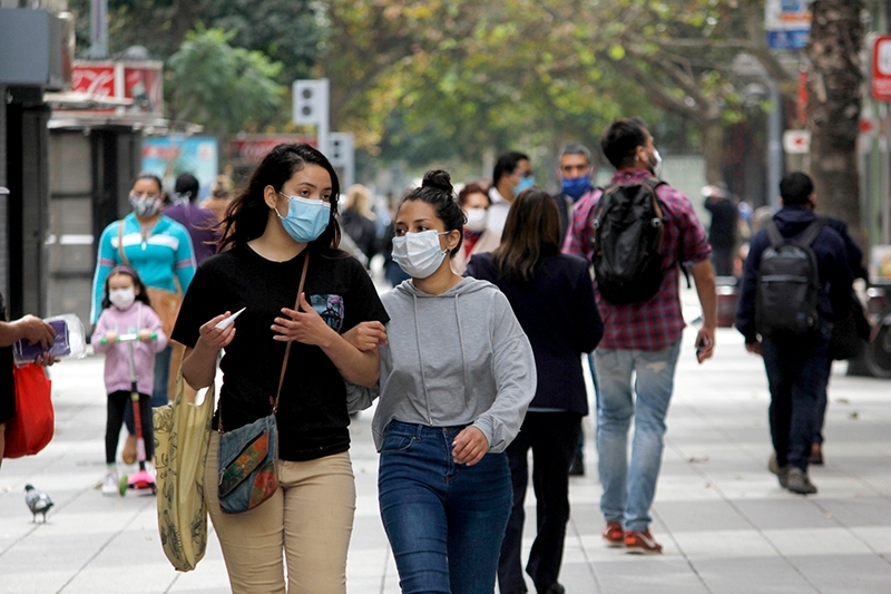 Académico de la U. de Northeastern asegura que en Chile hay hasta 6 veces más contagiados por COVID-19 que los informados