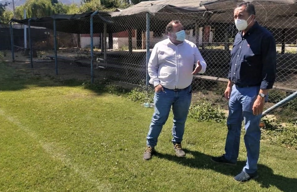 Alcalde Segovia y Seremi de Deporte analizan mejoras a canchas municipales