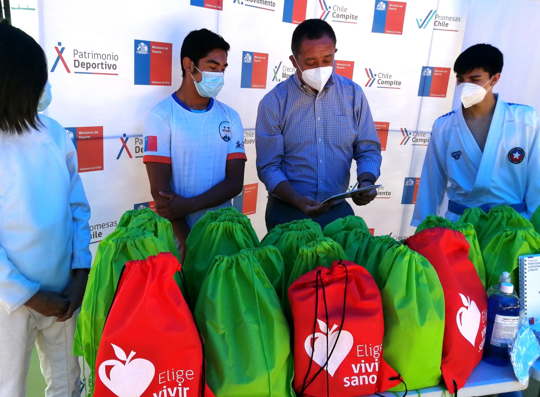 Ministerio del Deporte y Codelco Chile División El Teniente entregan kits de trabajo a deportistas regionales