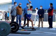 autoridades entregan respaldo económico a deportistas de alto rendimiento