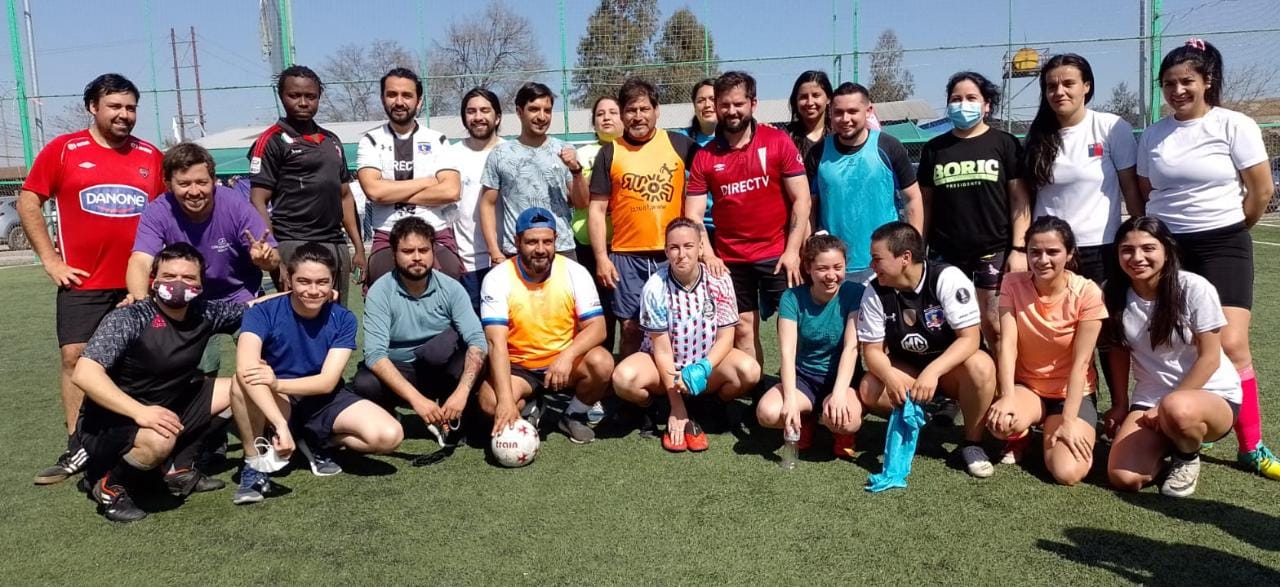 Gabriel Boric jugó fútbol con equipo femenino en San Fernando