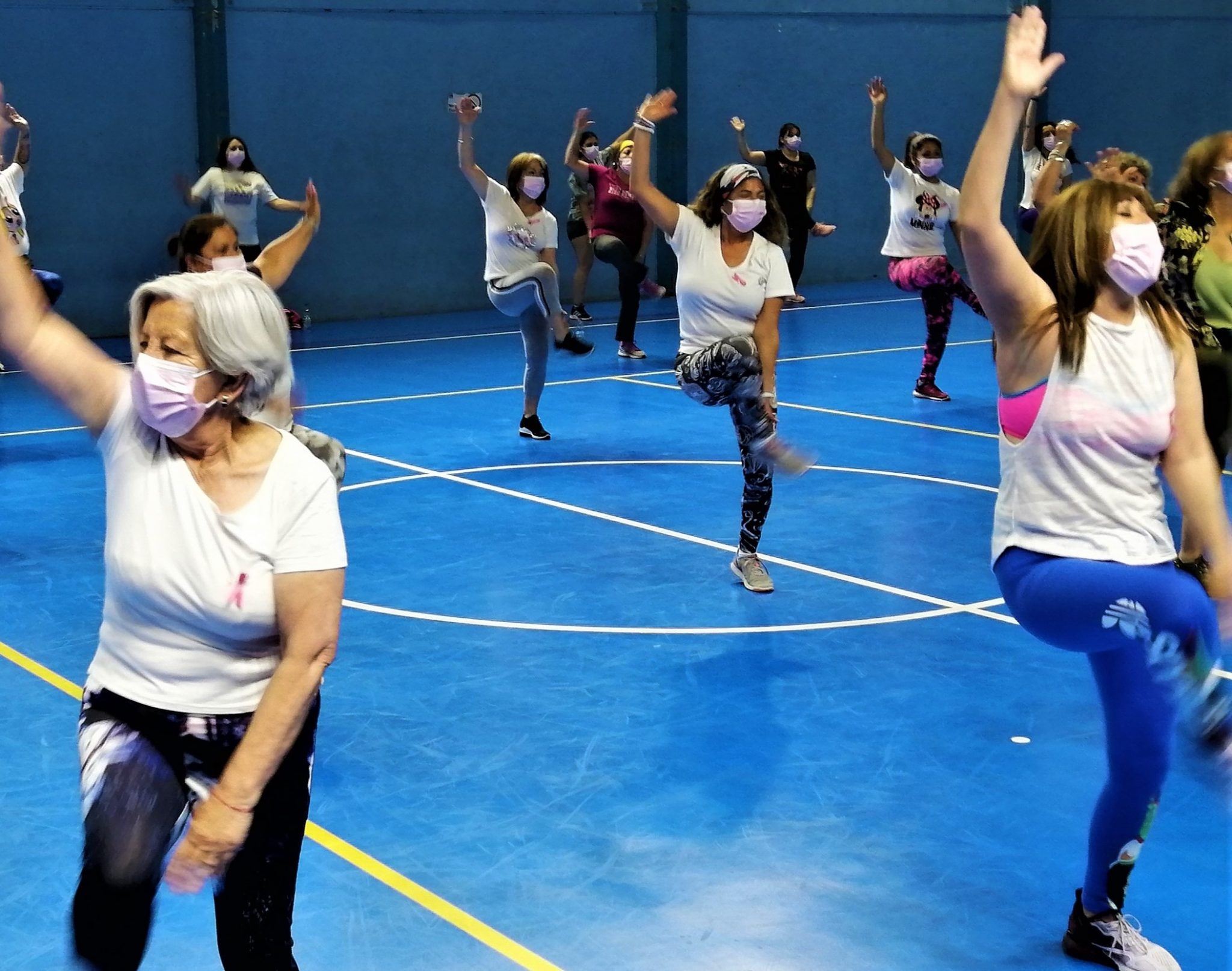 Con deporte y actividad física sensibilizan a las mujeres para prevenir el cáncer de mamas