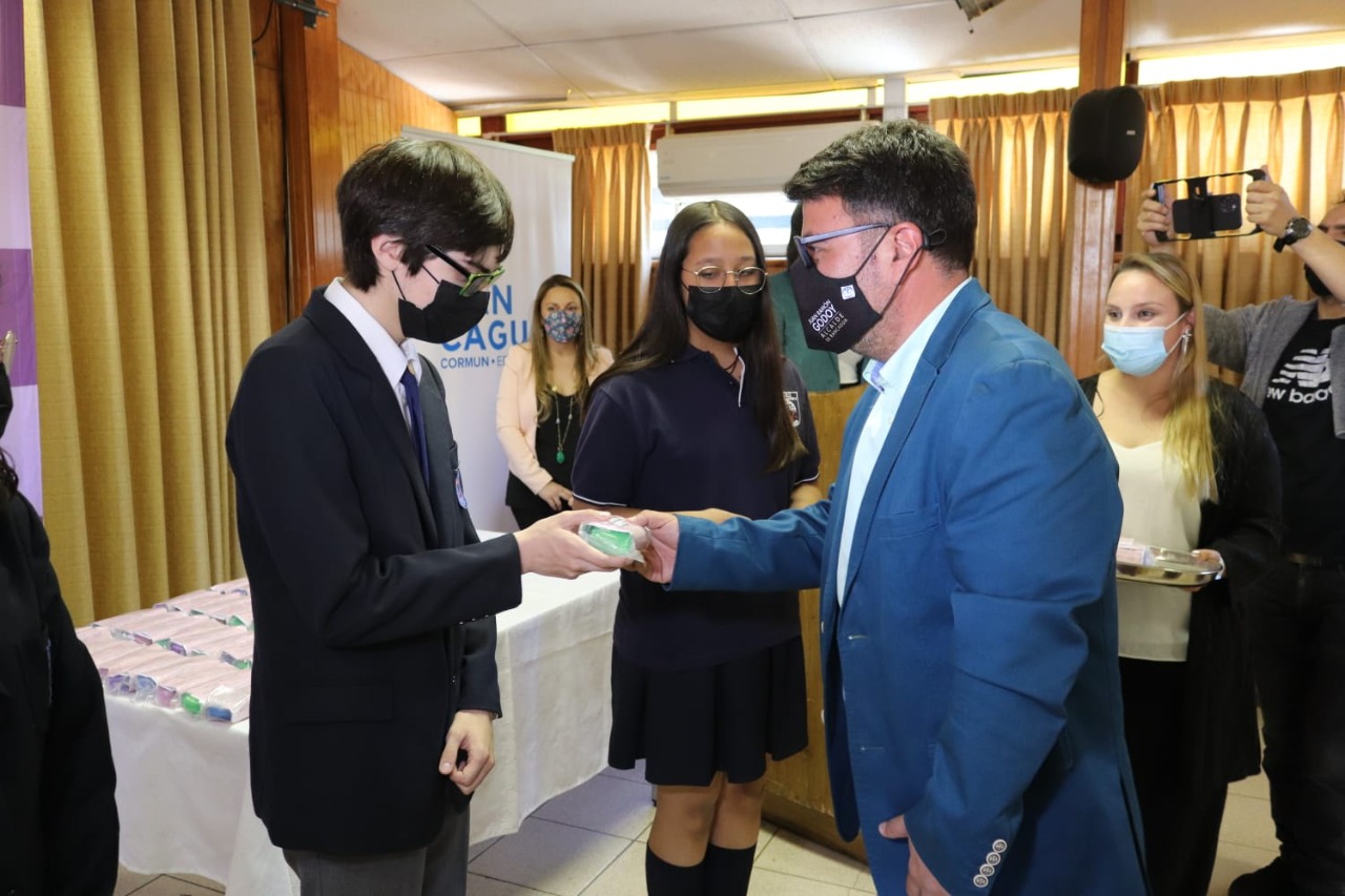 Alcalde e Rancagua Juan Ramón Godoy entrega más de 280 lentes gratuitos a estudiantes de Rancagua