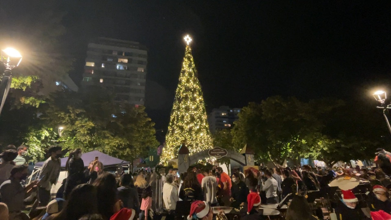 Más de mil personas en Rancagua volvieron a disfrutar del encendido del árbol de Navidad