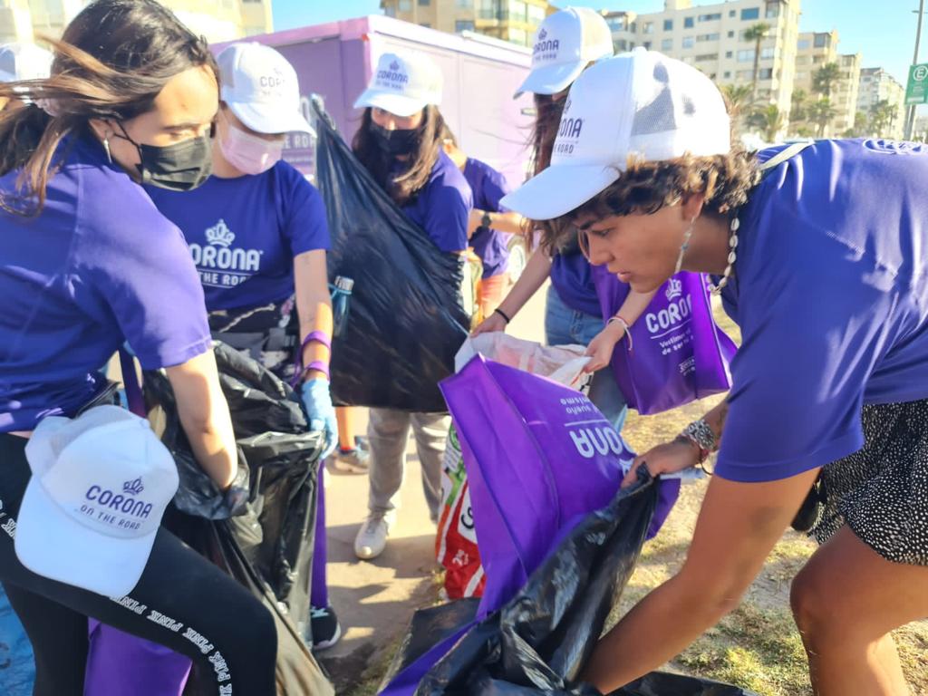 Tiendas Corona realiza limpieza de playas en Matanzas