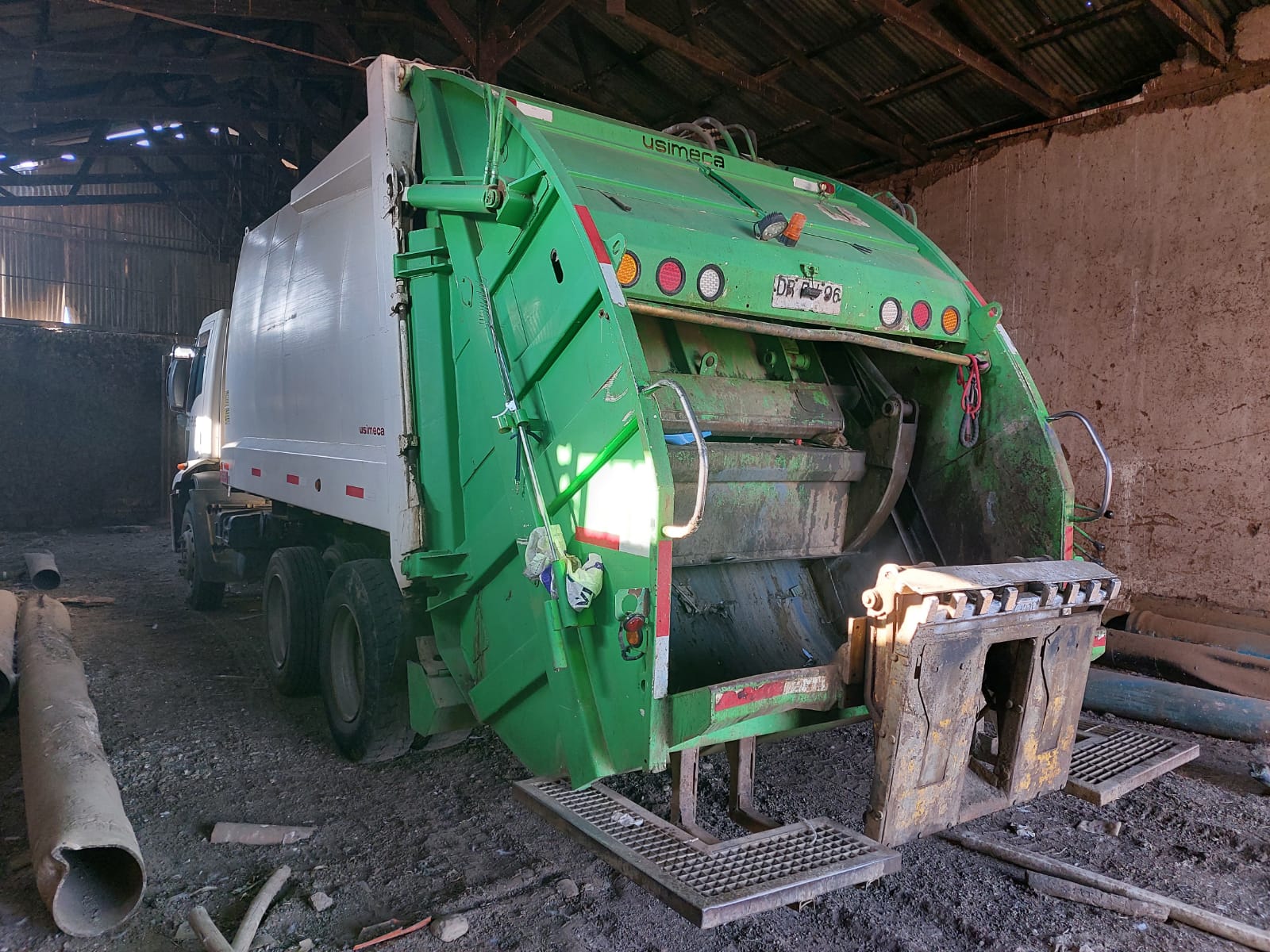 Roban dos camiones recolectores de basura en Pichilemu