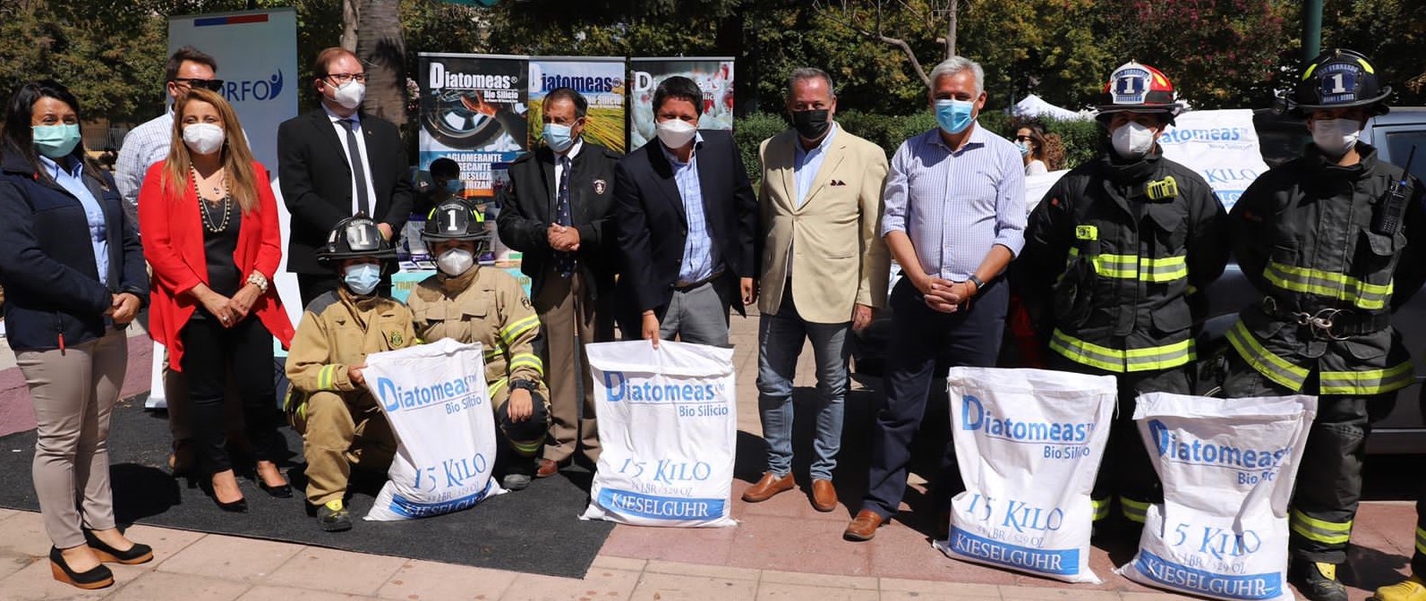 Bomberos reciben donación de una tonelada de diatomeas para controlar el manejo de líquidos peligrosos