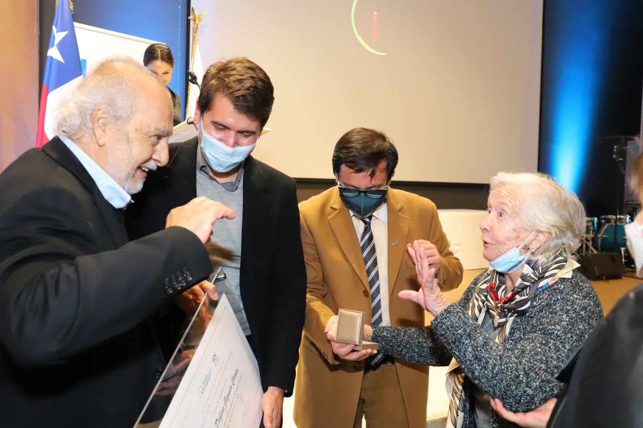 Delfina Guzmán y Gonzalo Justiniano recibieron premio 