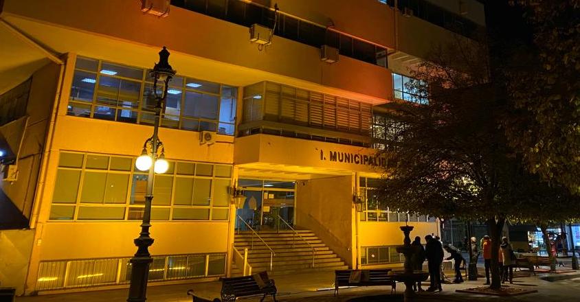 Municipalidad de Rancagua iluminó su edificio central para concientizar sobre la Esclerosis Múltiple