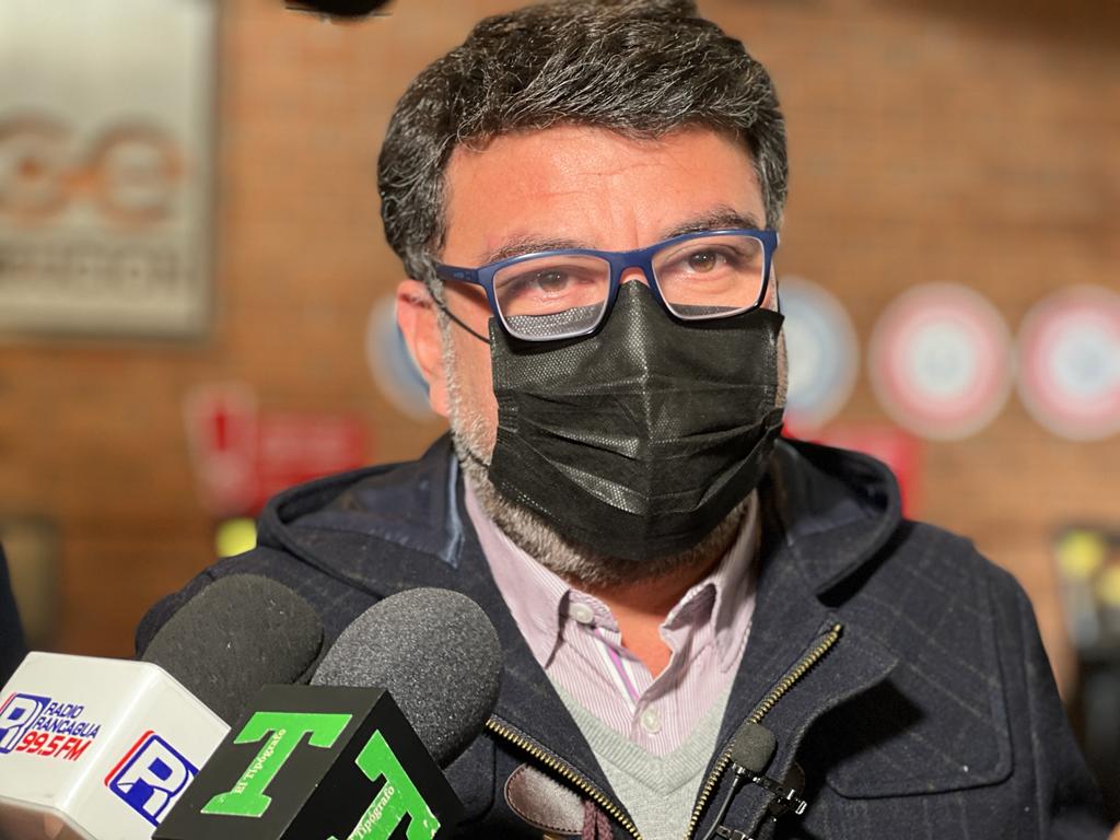 Insólito: CGE instala postes en plena ciclovías de Rancagua