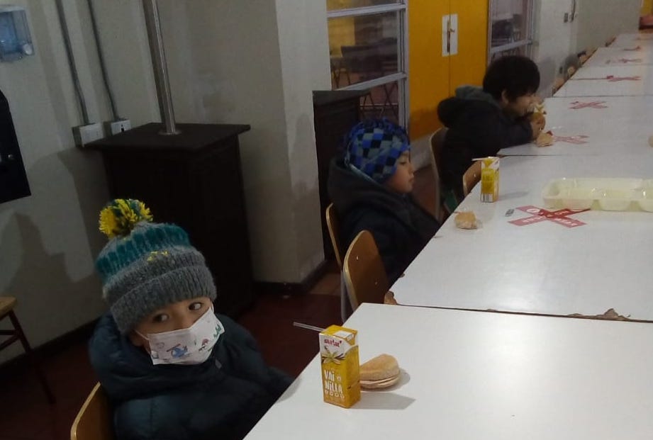 Core Lenin Arroyo: “Alumnos de colegio Aurora de Chile reciben colación de hambre