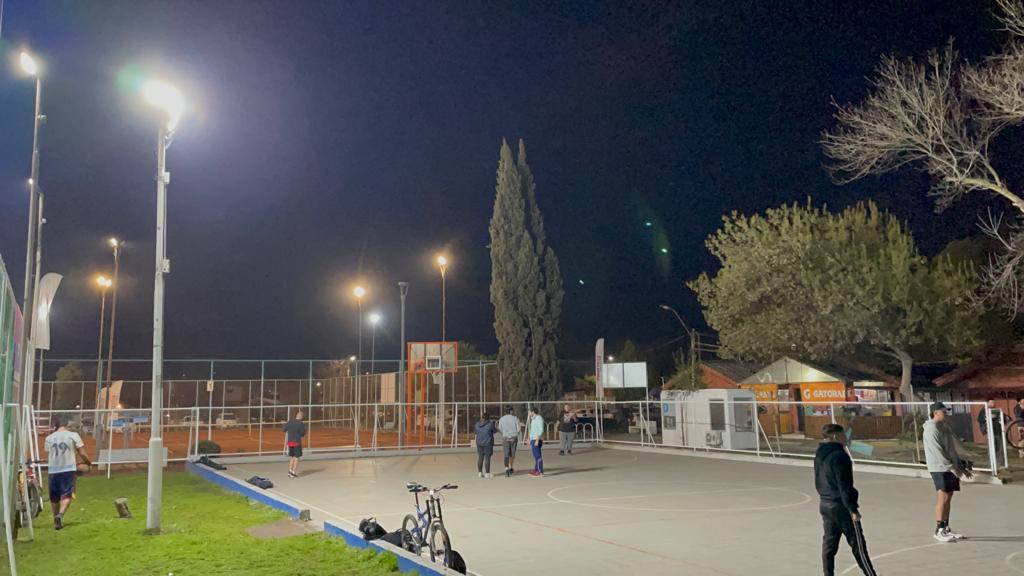 Luego de 15 años: Complejo Deportivo Patricio Mekis cuenta con nuevas luminarias LED