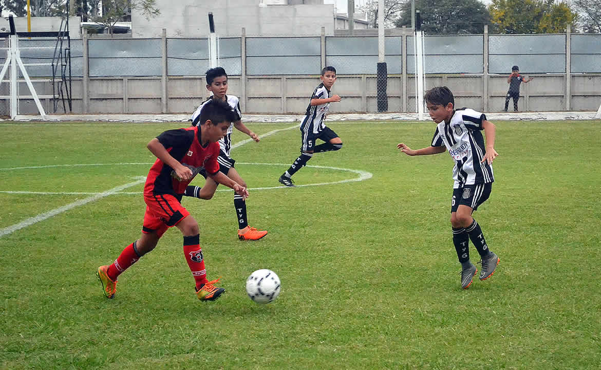 Lesiones jugando futbolito: ¿cómo actuar ante un problema físico en pleno partido?
