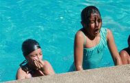 Entregan recomendaciones sobre la normativa que rige a piscinas y uso del protector solar ante temporada estival