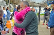 Consejero Lenin Arroyo junto a empresario entregan cargas gratuitas de gas a vecinos de Machalí