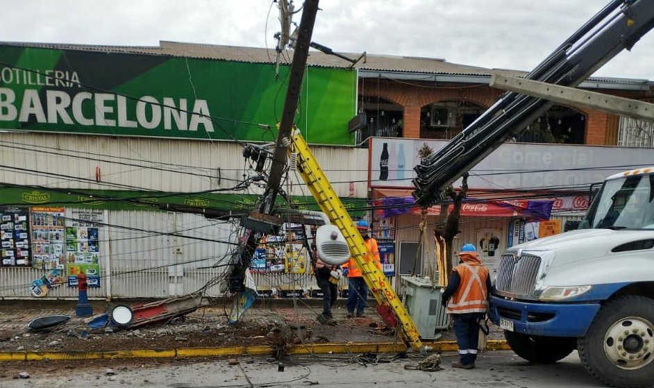 CGE reporta alza en accidentes con más de 1.800 postes chocados en primer semestre de 2023