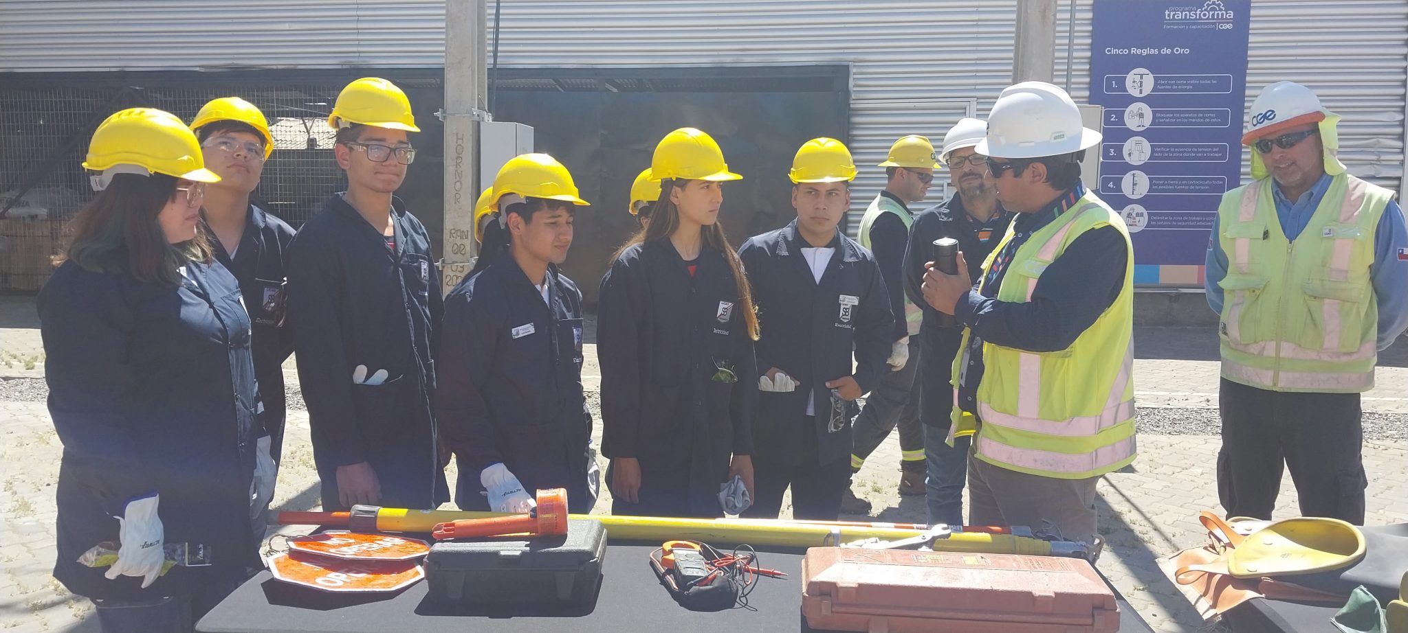 CGE y Liceo Simón Bolívar firman convenio de colaboración para alumnos de la especialidad de electricidad