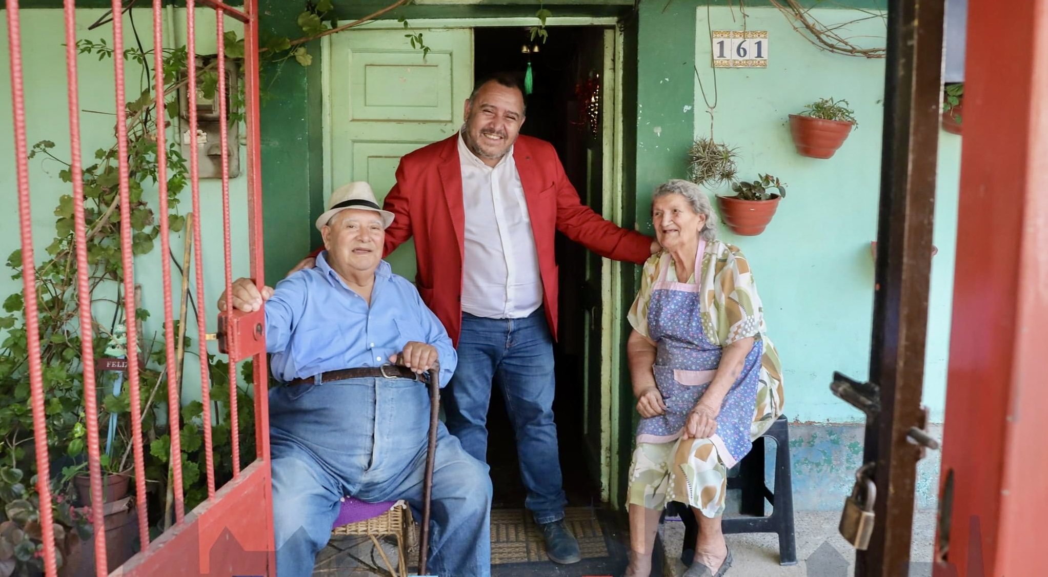 Adultos Mayores de Graneros podrán instalar paneles solares en sus casas