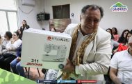 Alcalde Segovia firma convenio con empresa Janome que beneficiará a emprendedoras de Graneros