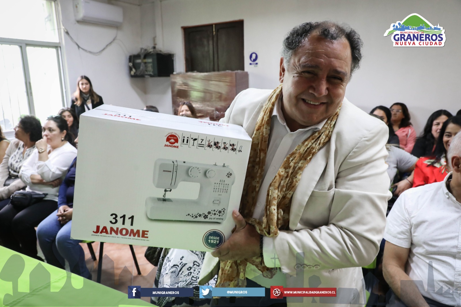 Alcalde Segovia firma convenio con empresa Janome que beneficiará a emprendedoras de Graneros
