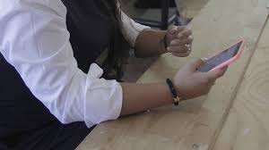 Proyecto para restringir el uso de celulares al interior de los colegios da su primer paso en la comisión de Educación