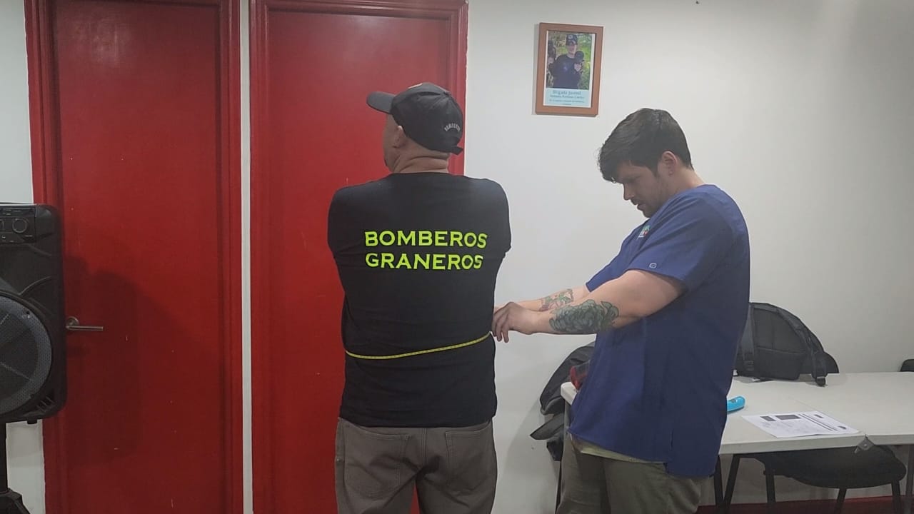 Alcalde Segovia impulsa inédita iniciativa que permite crear fichas médicas a bomberos de Graneros