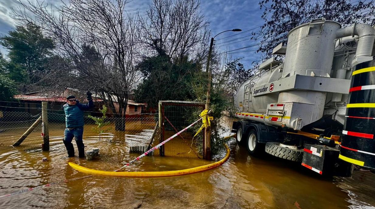 Camión Supersucker de la División El Teniente ayuda a damnificados de Graneros