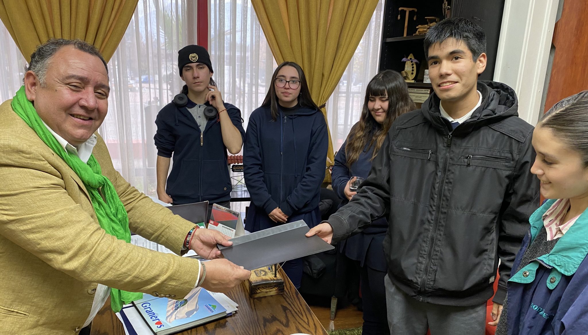 Alcalde y estudiantes sellan acuerdo por la educación pública de Graneros