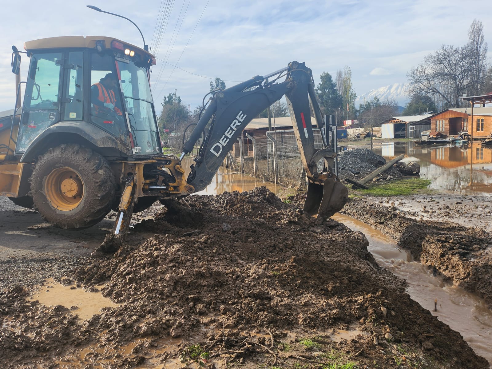 Alcalde Segovia lidera acciones de ayuda a familias del sector La Cabaña de Graneros