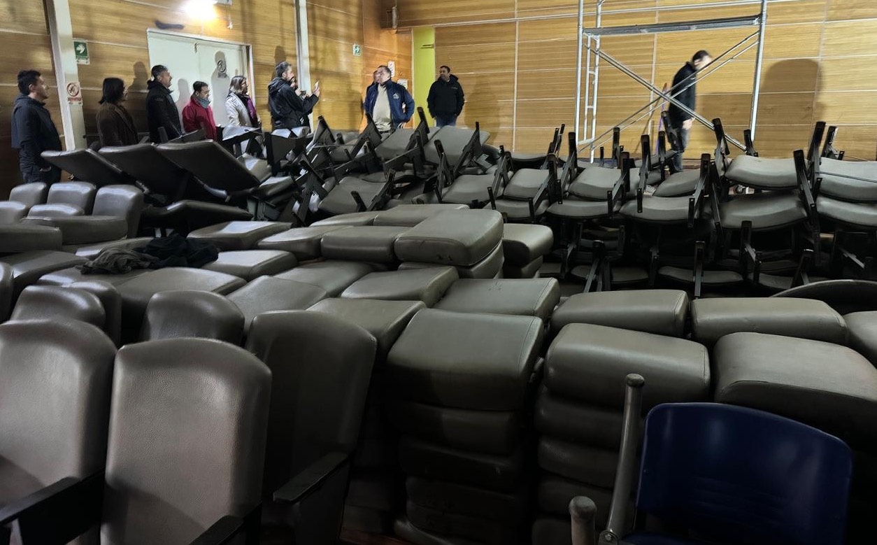 Con millonaria inversión remodelan Teatro Municipal de Graneros