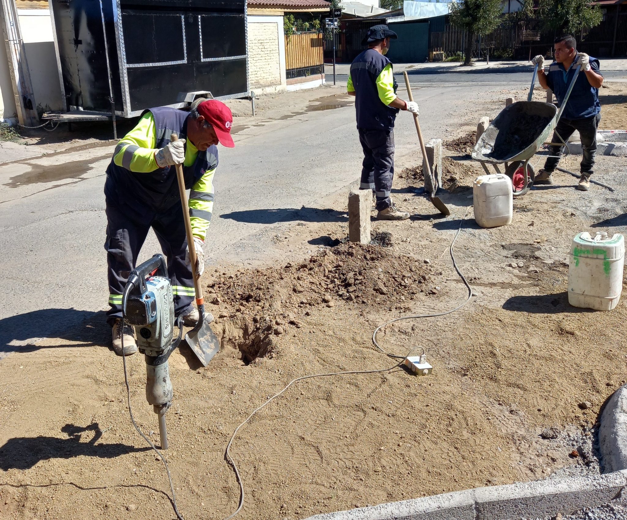 Equipos de la Municipalidad de Rancagua junto a vecinos de villa Los Húsares recuperan espacio público
