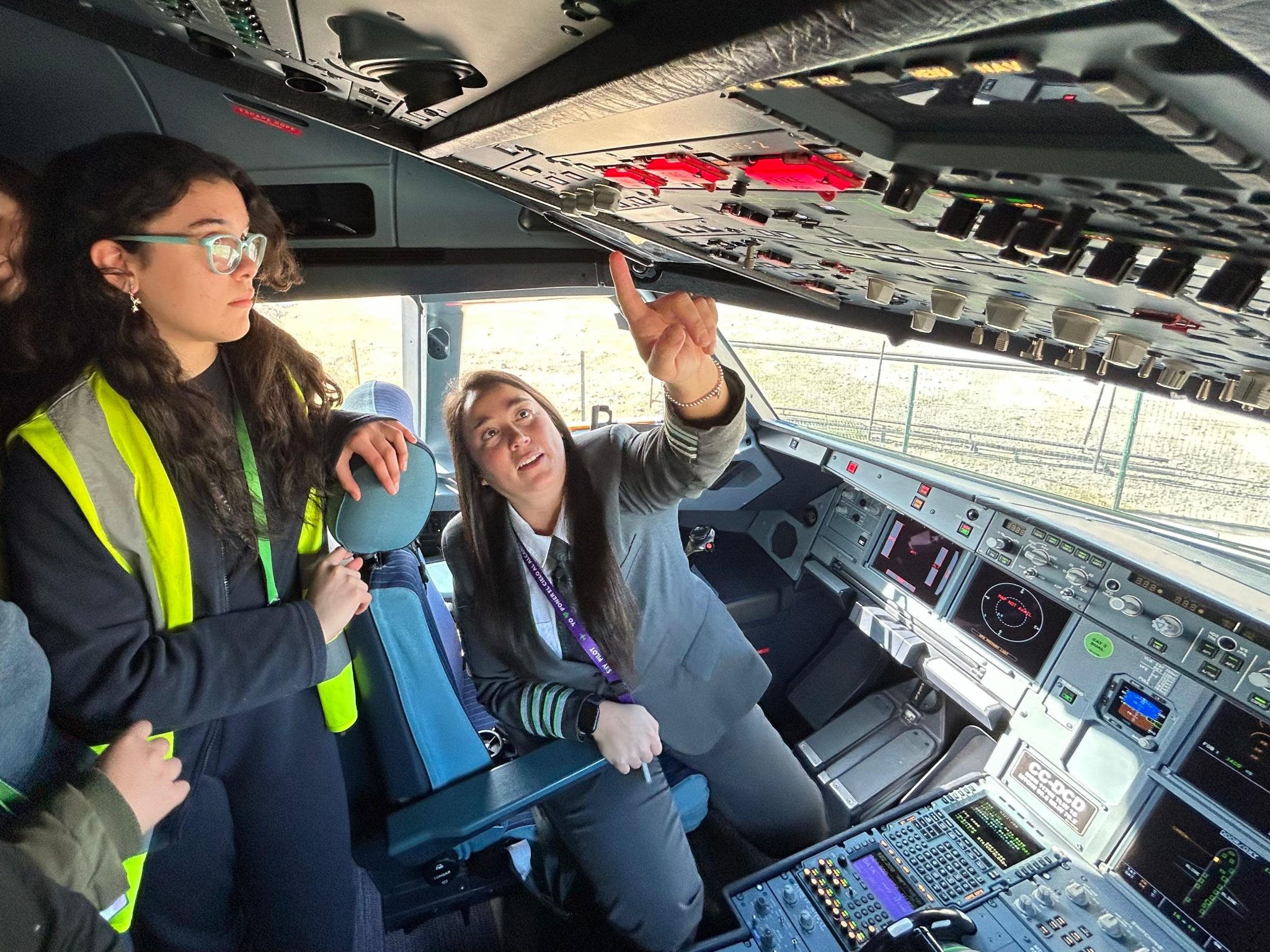 Aumenta participación femenina de pilotos en SKY: Alcanzan el 13,5% de total