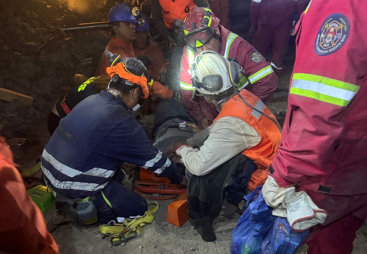 Brigadistas de El Teniente rescatan minero atrapado en Arica