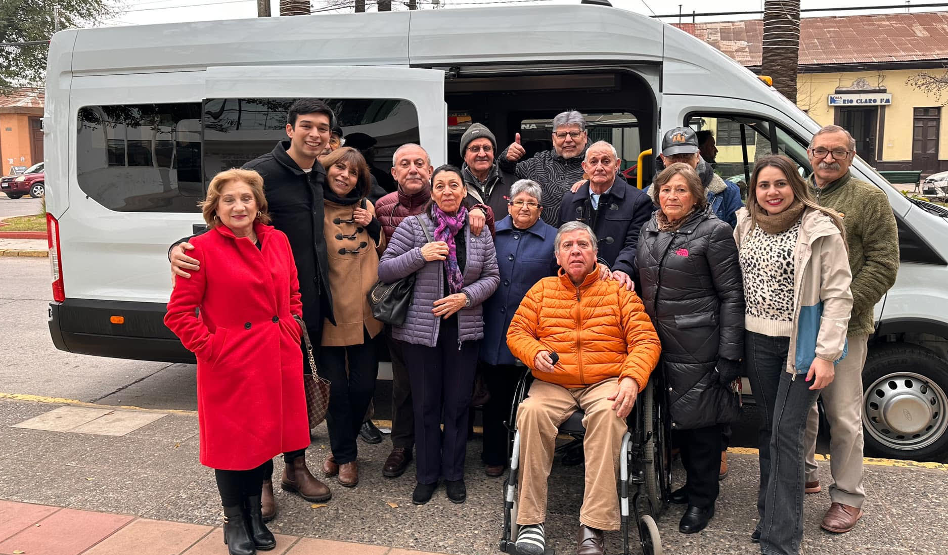 MiniBus con transporte gratuito trae alegría para Adultos Mayores de Rengo