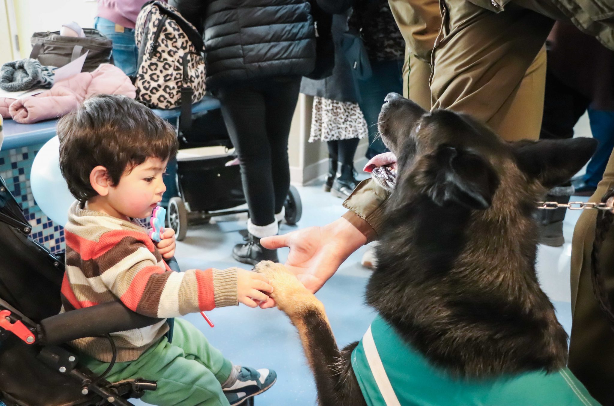 Día del Niño: Carabineros y “Felicia” visitaron a niños en Hospital Dr. Franco Ravera