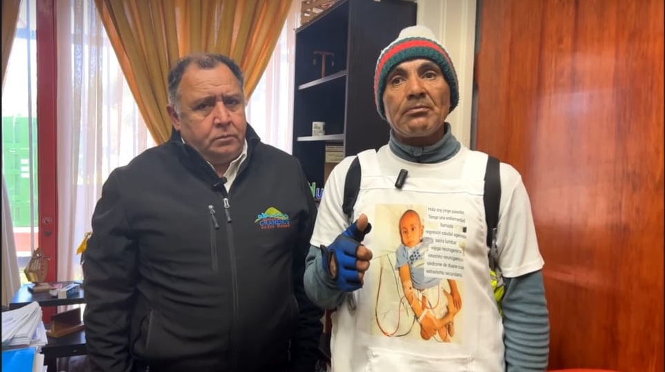 Alcalde de Graneros recibe a padre de niño que tiene síndrome de regresión caudal