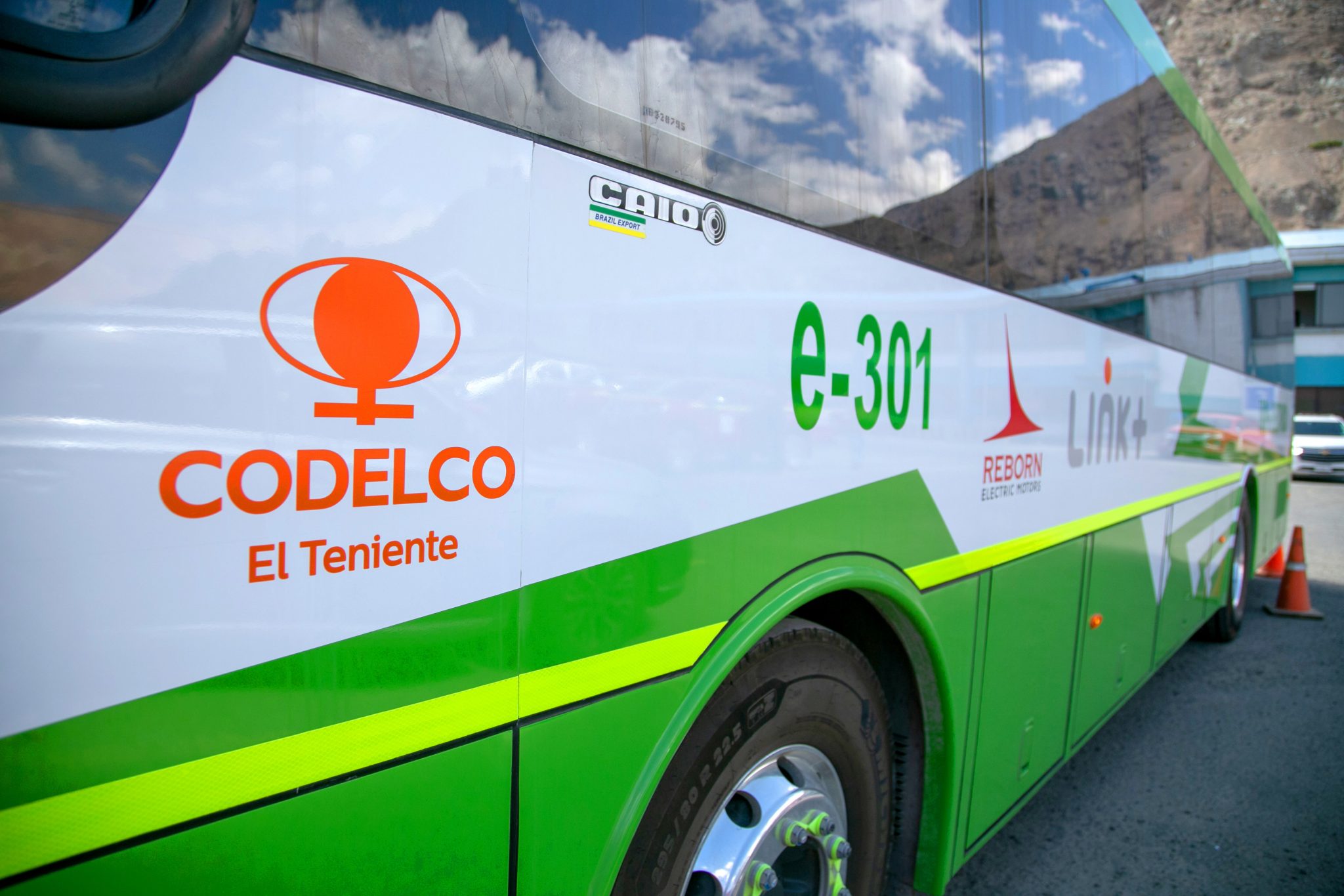 Flota eléctrica de buses de El Teniente disminuyó en 2.800 toneladas las emisiones de CO2 al año
