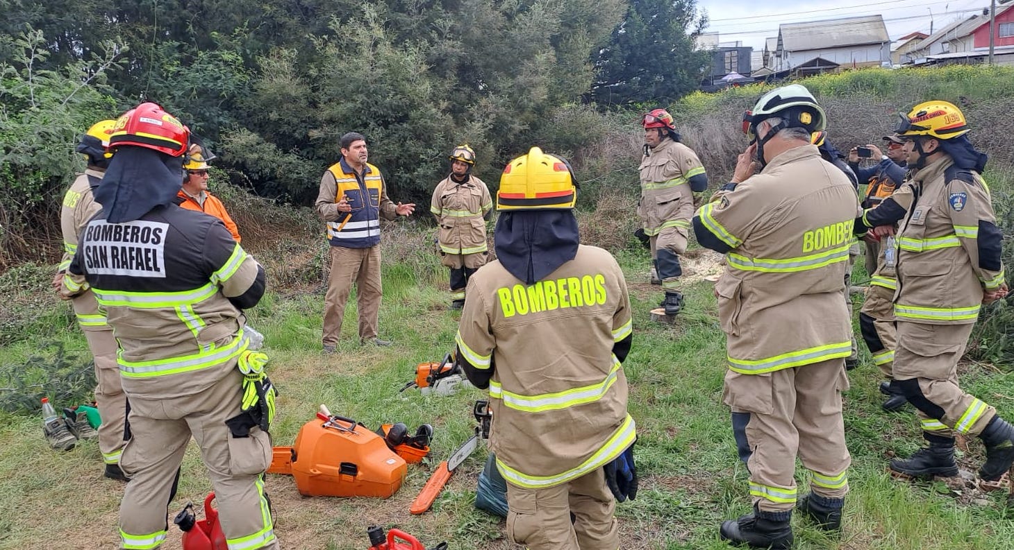 Bomberos reciben capacitación especializada para el combate de incendios forestales
