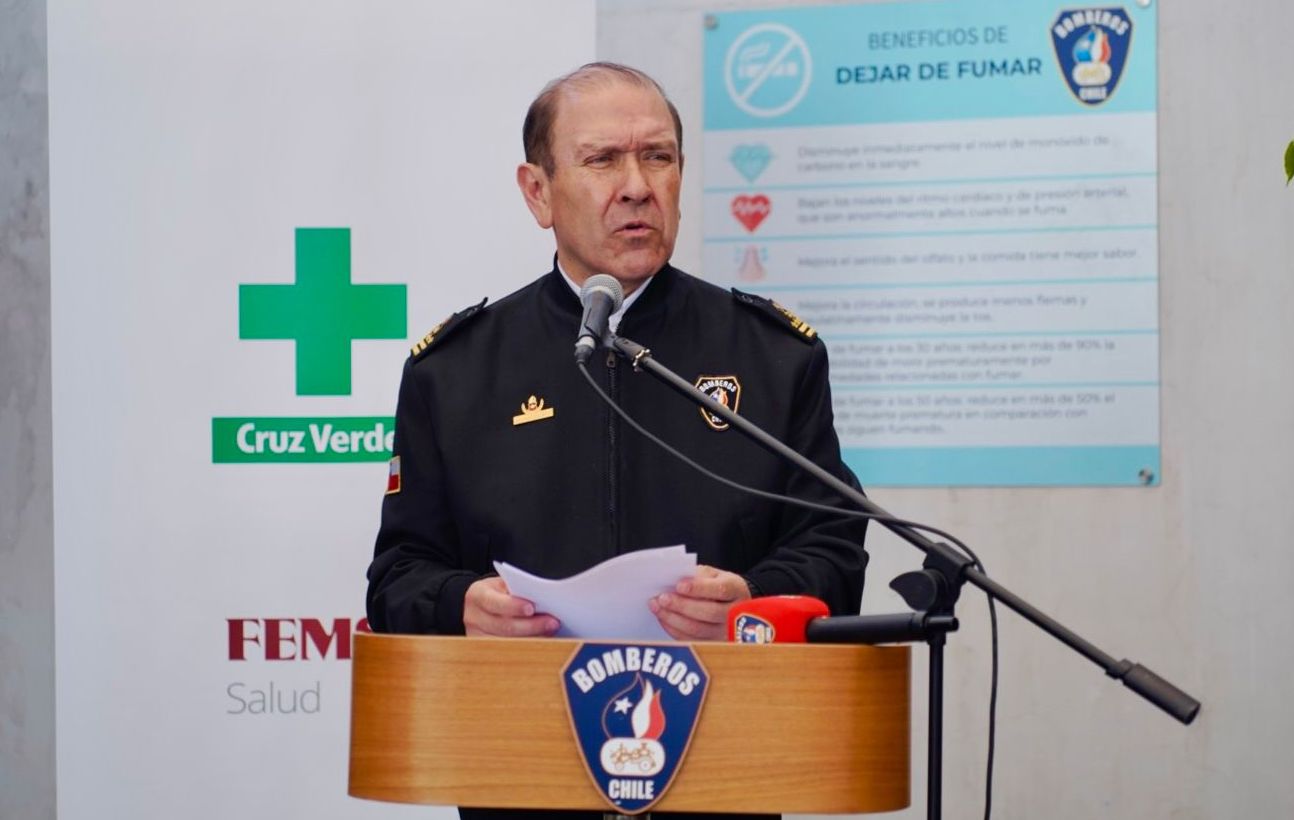 Cruz Verde y Bomberos firman convenio para que voluntarios accedan a beneficios en todos los locales del país