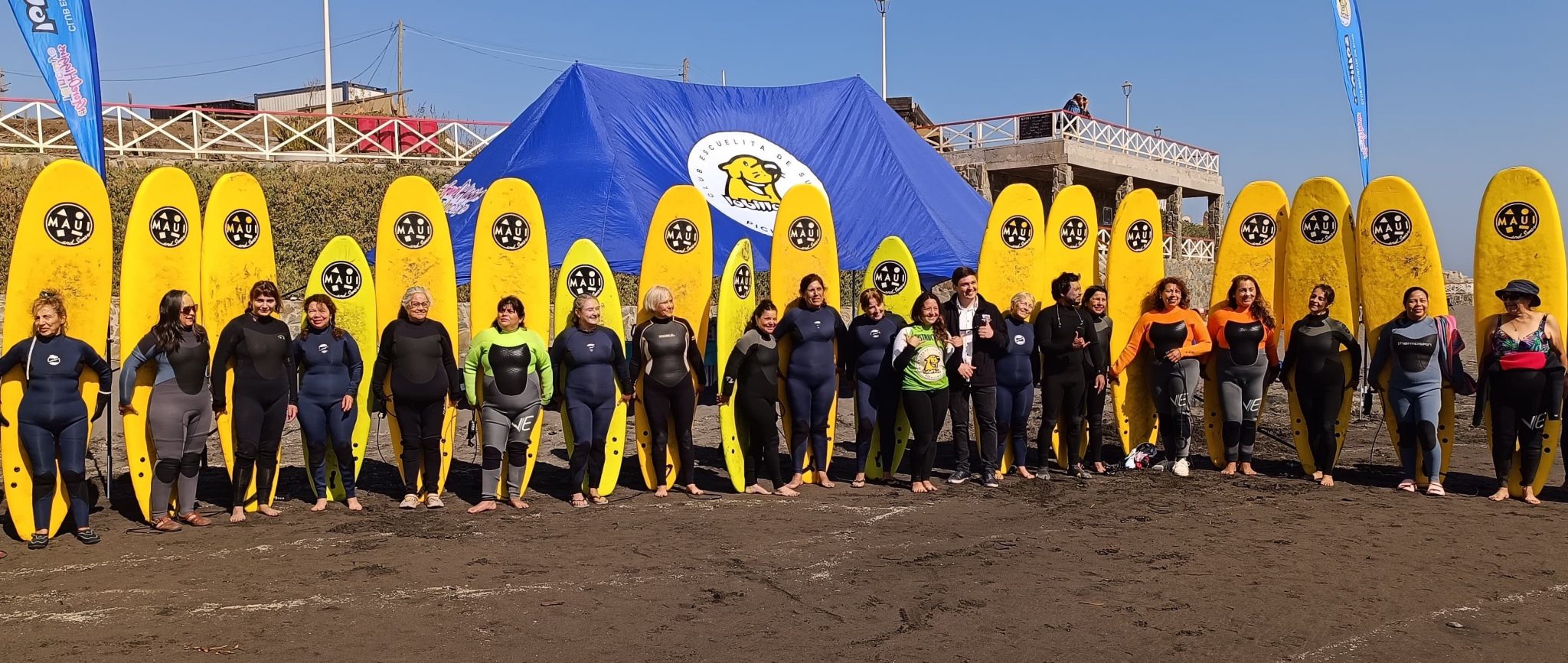 Mujeres surfean por primera vez gracias a iniciativa de escuela de surf de Pichilemu