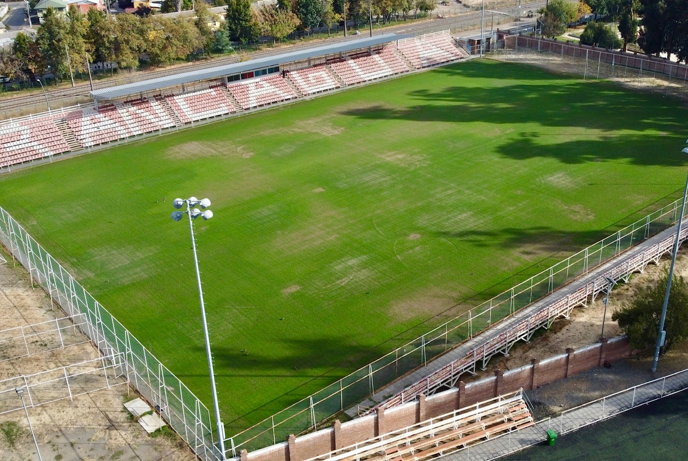 Renuevan luminaria en dos campos deportivos en Rancagua