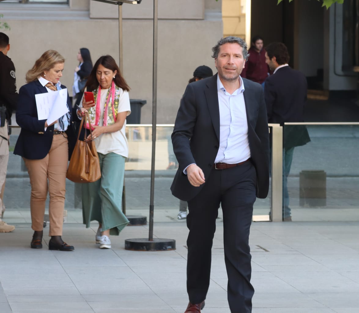 Avanza proyecto que autoriza a colegios y centros de salud a instalar detectores de metales tras aumento de delitos en recintos