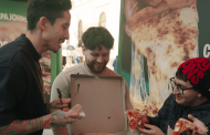 La última locura de Nico Mad y Rodi Garrido: reparten pizzas en un paradero con forma de “horno”