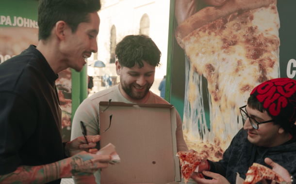 La última locura de Nico Mad y Rodi Garrido: reparten pizzas en un paradero con forma de “horno”