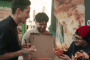 La última locura de Nico Mad y Rodi Garrido: reparten pizzas en un paradero con forma de “horno”